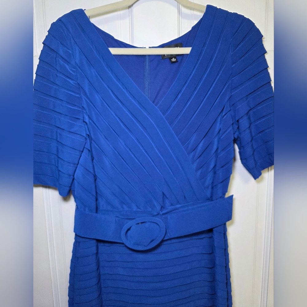 Adrianna Papell Tiered Pleated V-Neck SS Dress W/Belt- Women’s Size 14 Blue